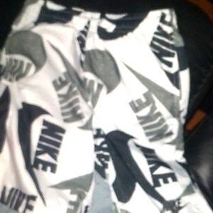 Big Logo Mens small or boys large... They said it was Mens medium,  but not!!!